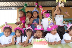 081 0016 Ecuador - Pueblito la Ternura - Kindergarten Geburtstag